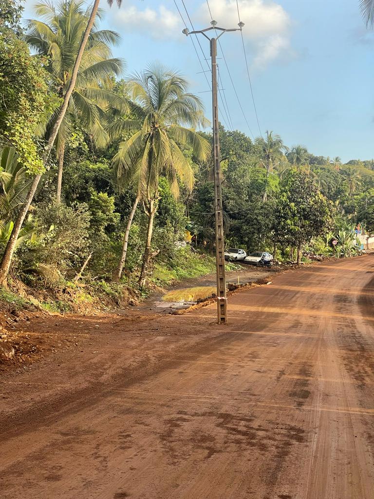 image Réhabilitation Route Mitsoudje-Foumbouni:  Les poteaux électriques ralentissent les travaux